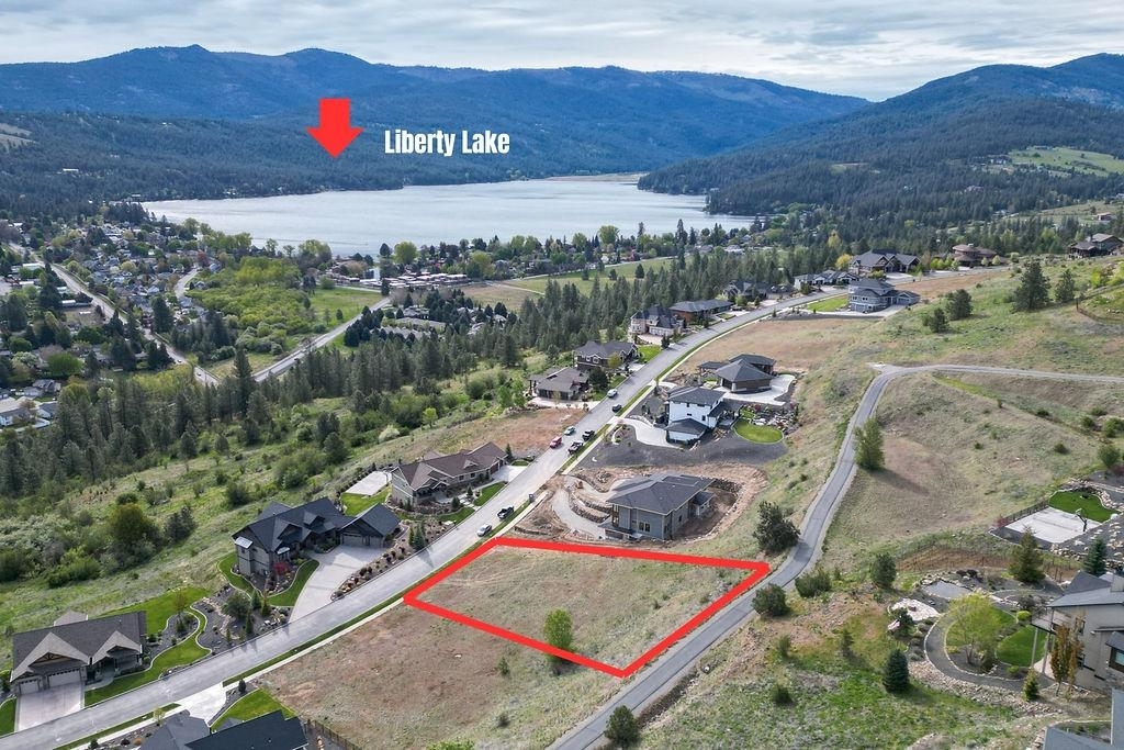 Property Photo:  124 N Holiday Hills Dr  WA 99019 