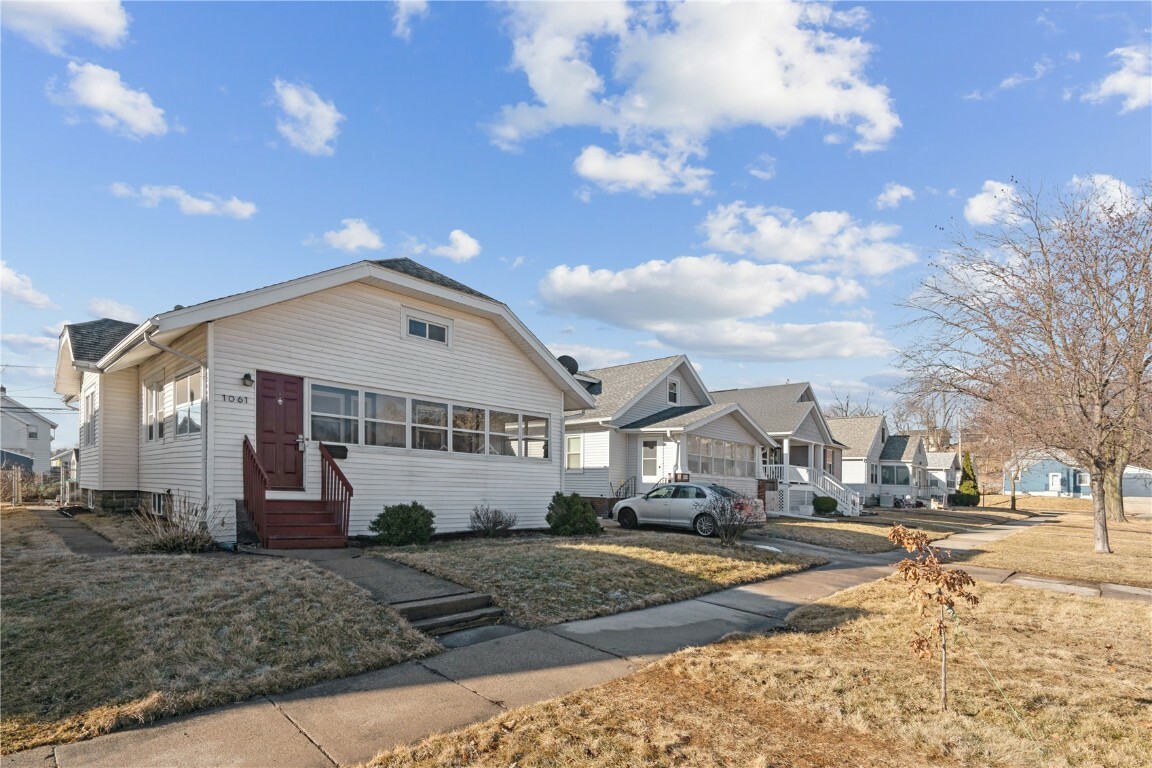 Property Photo:  1061 G Avenue NW  IA 52405 