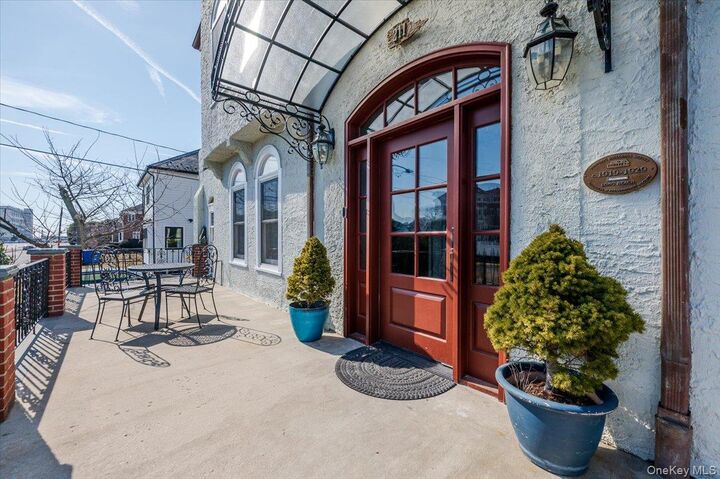 Property Photo:  211 Laurelton Boulevard  NY 11561 