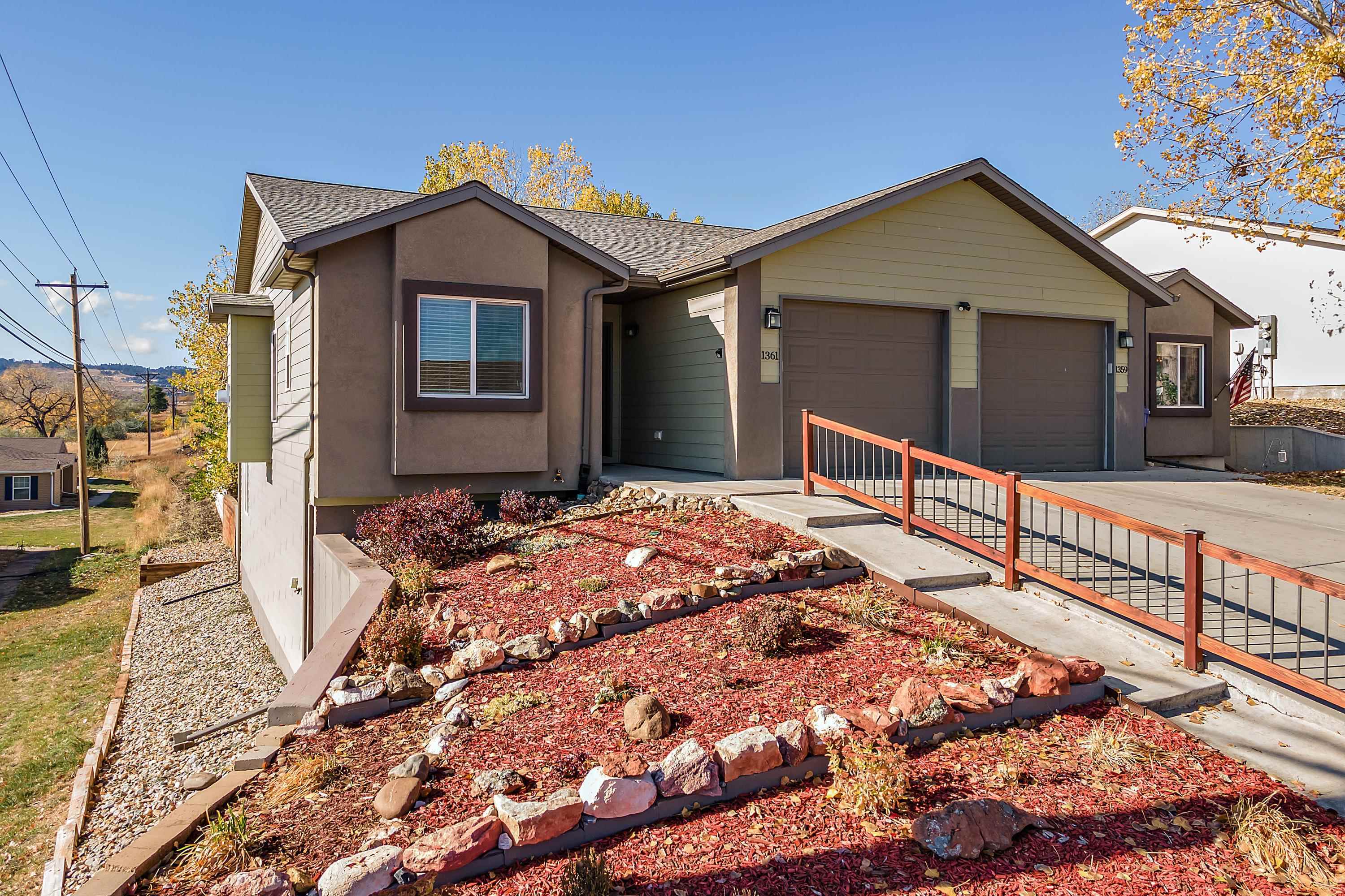 Property Photo: 1361 E Oakland Street SD 57701