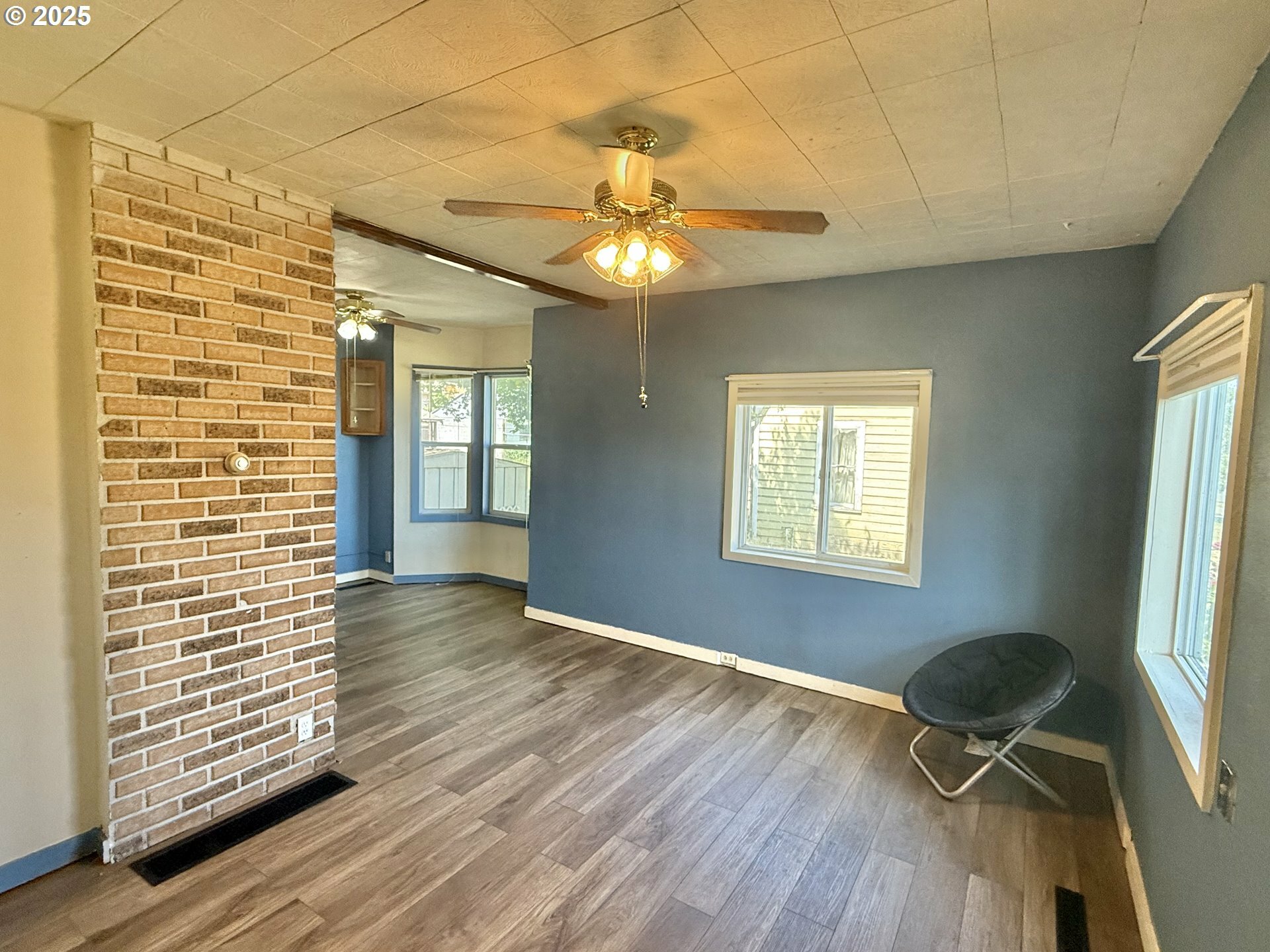 Property Photo: 616 E 11th St OR 97058