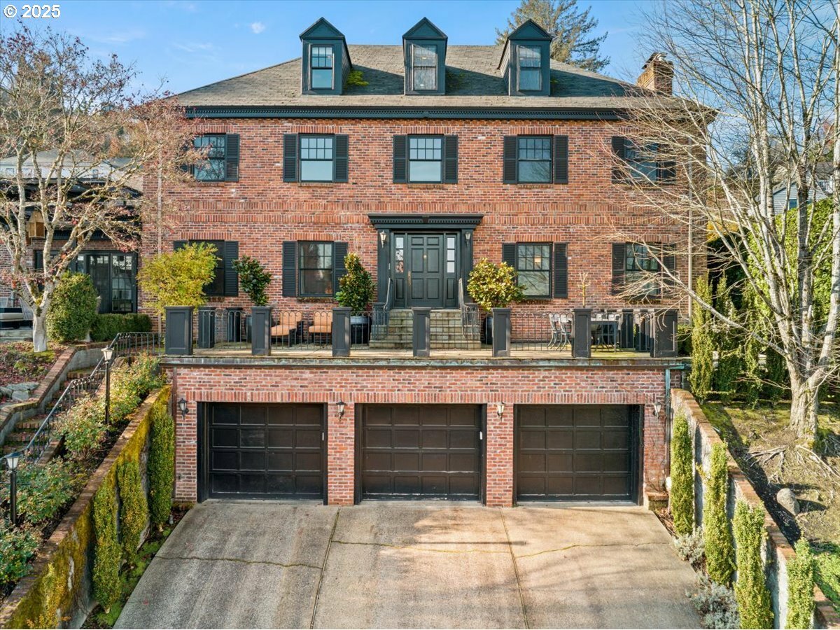 Property Photo: 635 NW Albemarle Ter OR 97210
