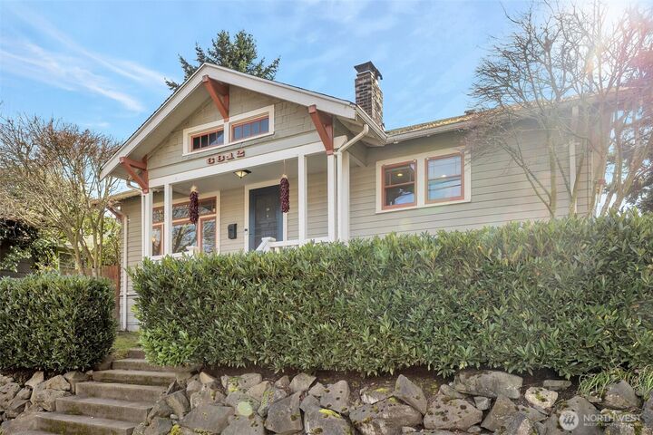 Property Photo:  6812  Woodlawn Avenue NE  WA 98115 