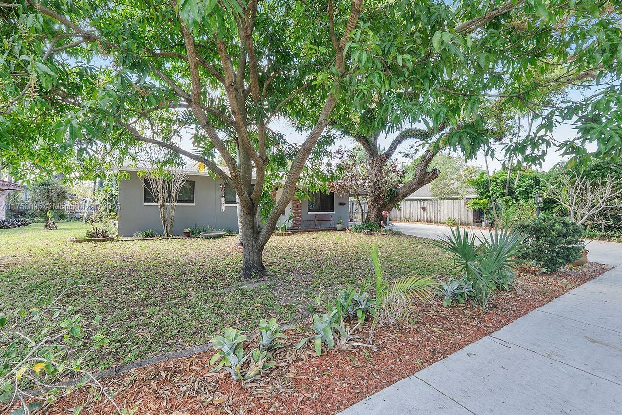Property Photo: 2381 SW 34th Ave FL 33312