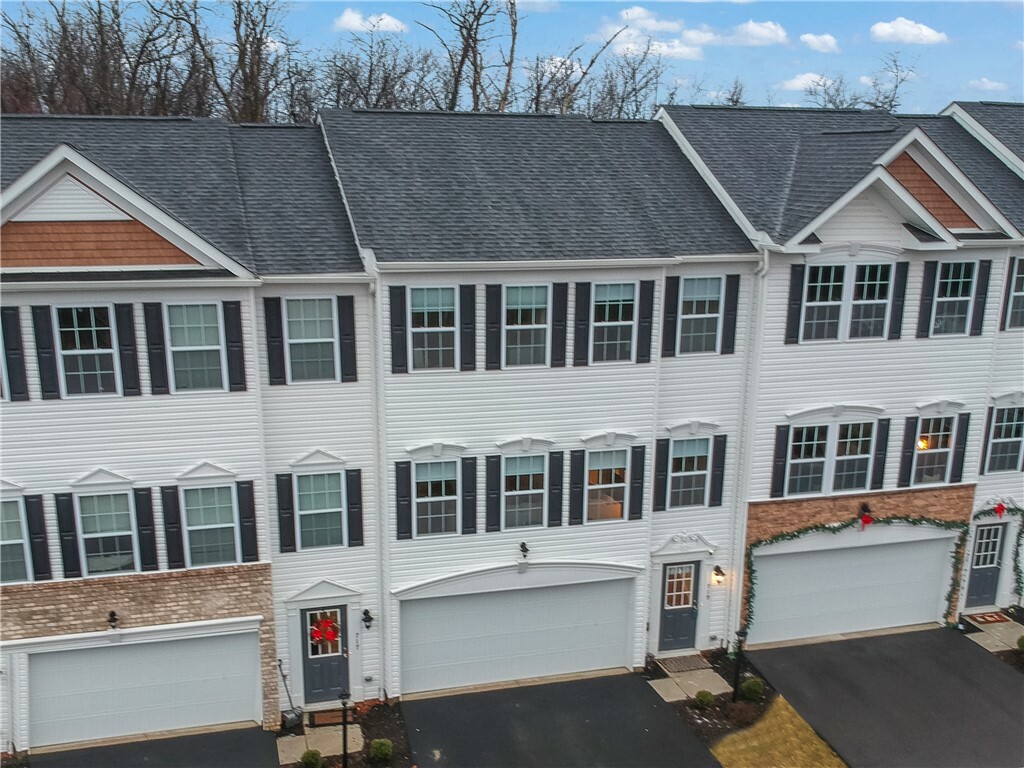 Property Photo: 719 Ravenshire Court PA 15108