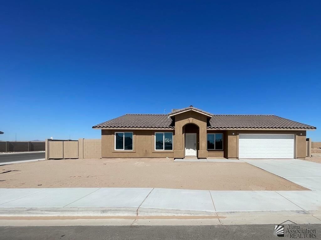 Property Photo: 7254 E 44th Pl AZ 85365