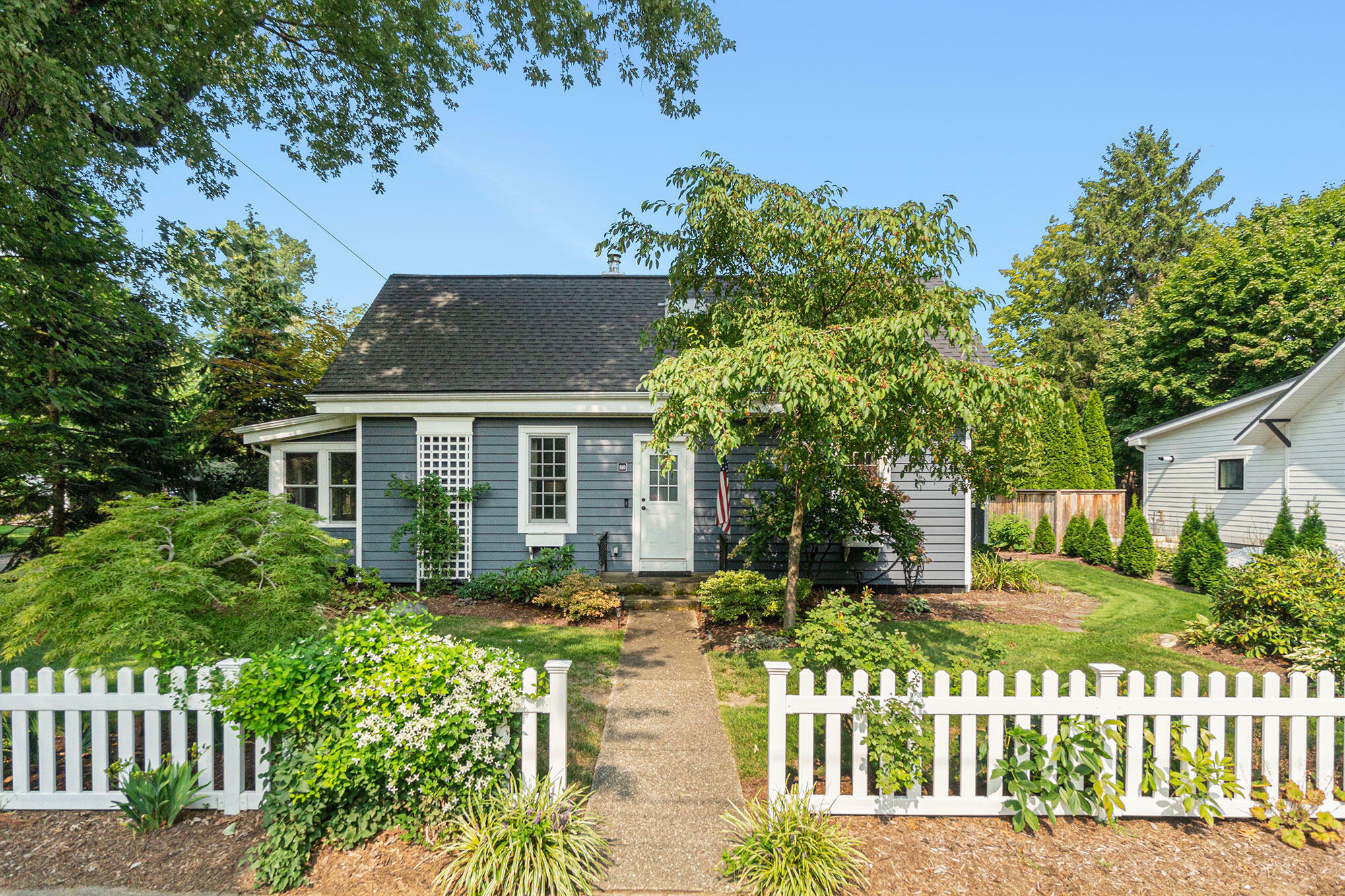 Property Photo:  810 Allegan Street  MI 49453 