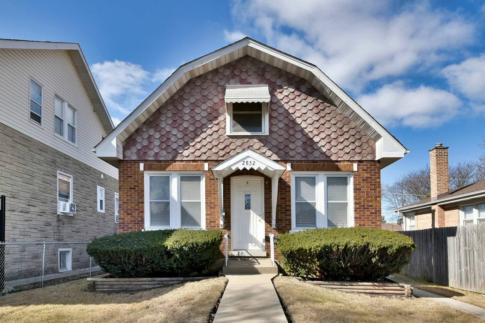 Property Photo:  2852 N New England Avenue  IL 60634 