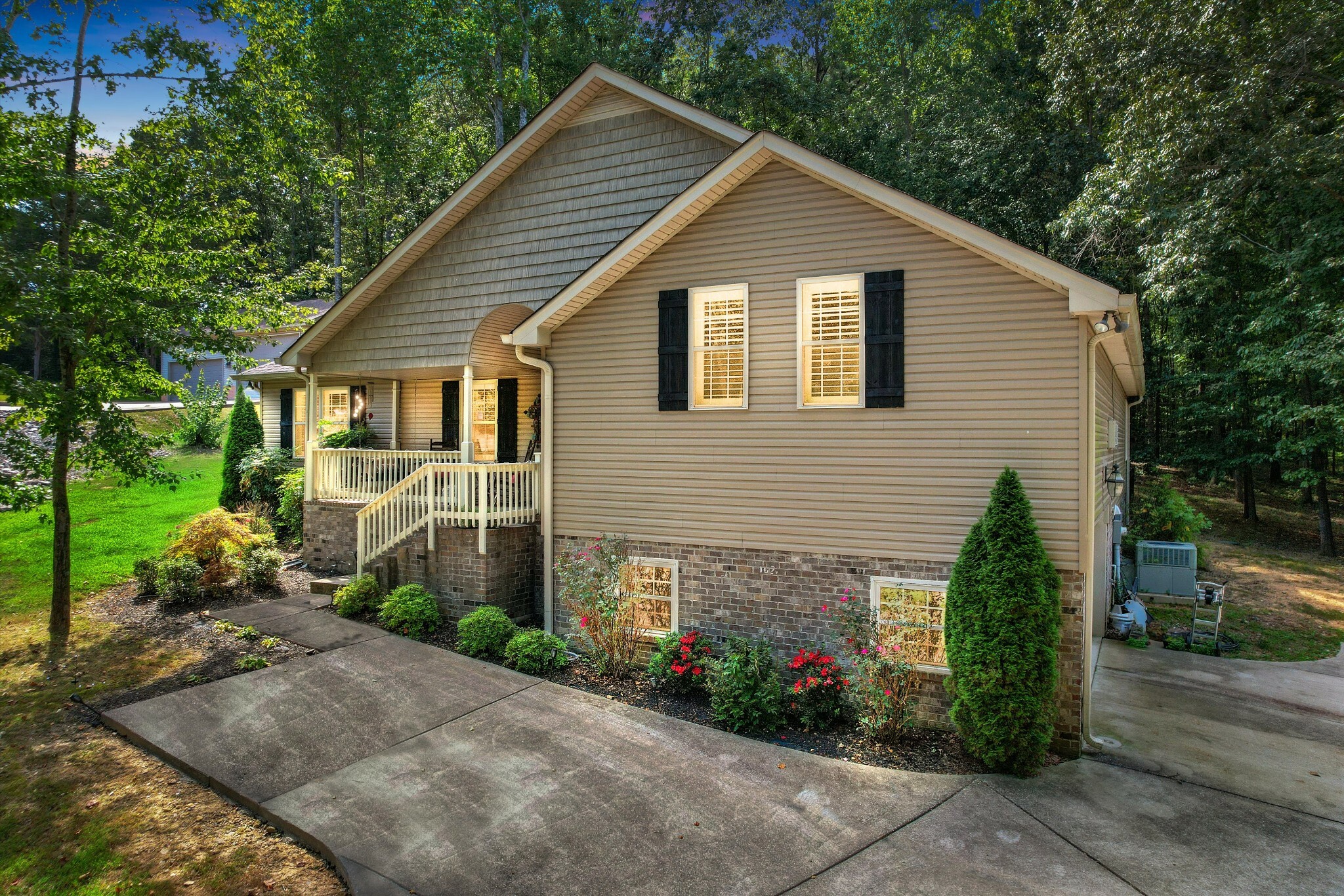 Property Photo: 1021 Goldfinch Trl TN 37148