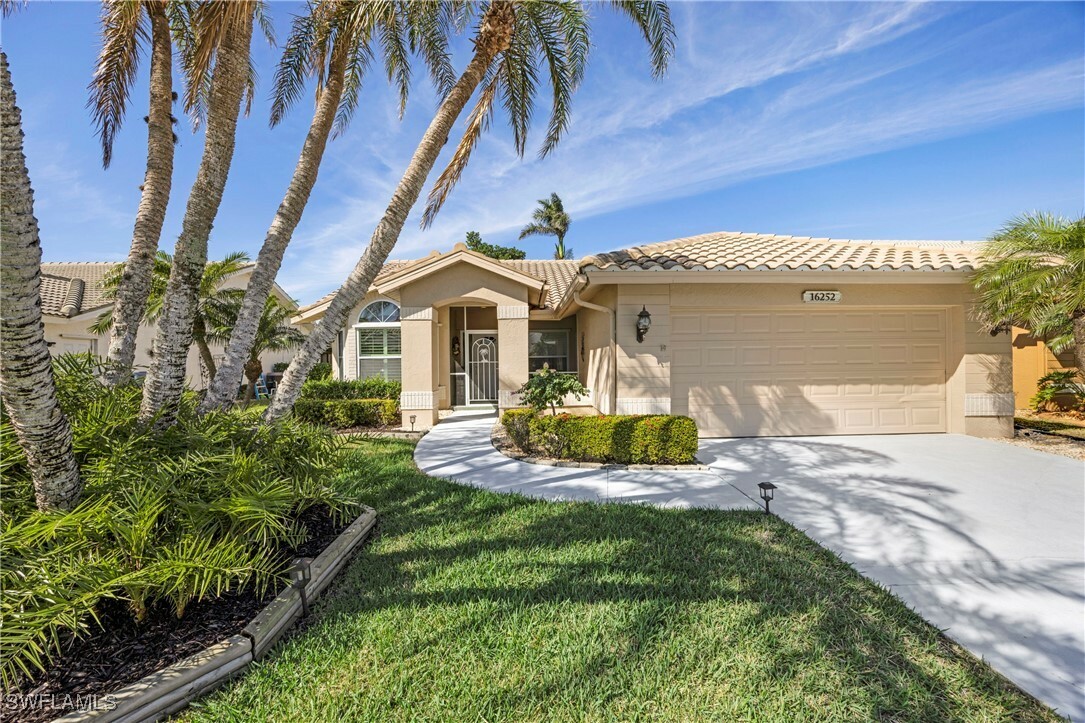 Property Photo:  16252 Kelly Woods Drive  FL 33908 