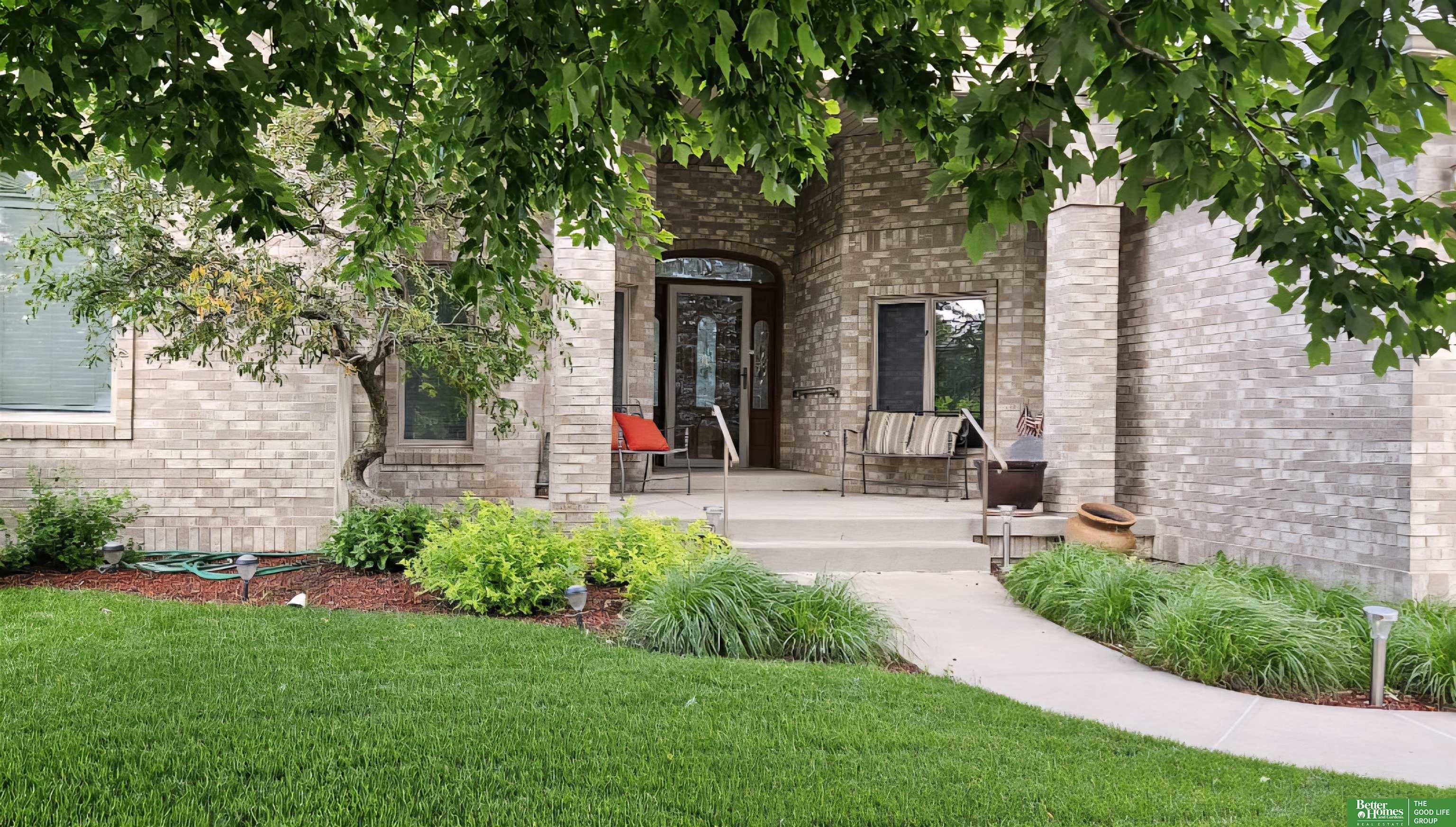 Property Photo: 819 S Country Club Avenue NE 68467