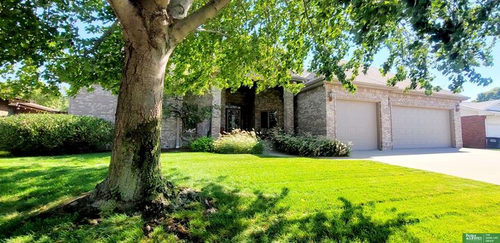 Property Photo:  819 S Country Club Avenue  NE 68467 