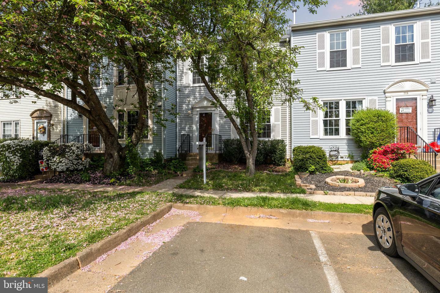 Property Photo: 727 Acorn Court VA 20186