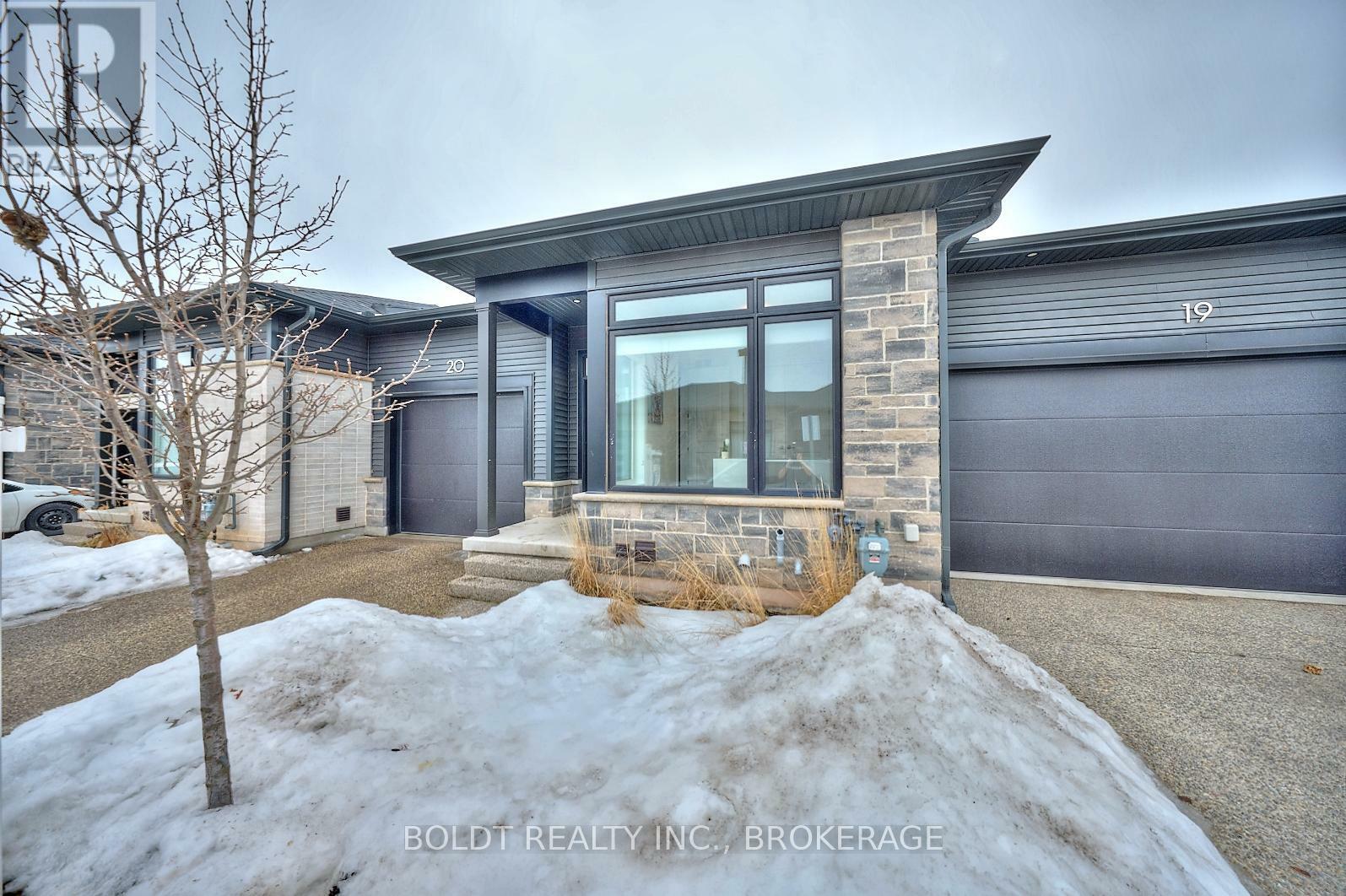 Property Photo: 8974 Willoughby Drive 20 ON L2G 7Y4