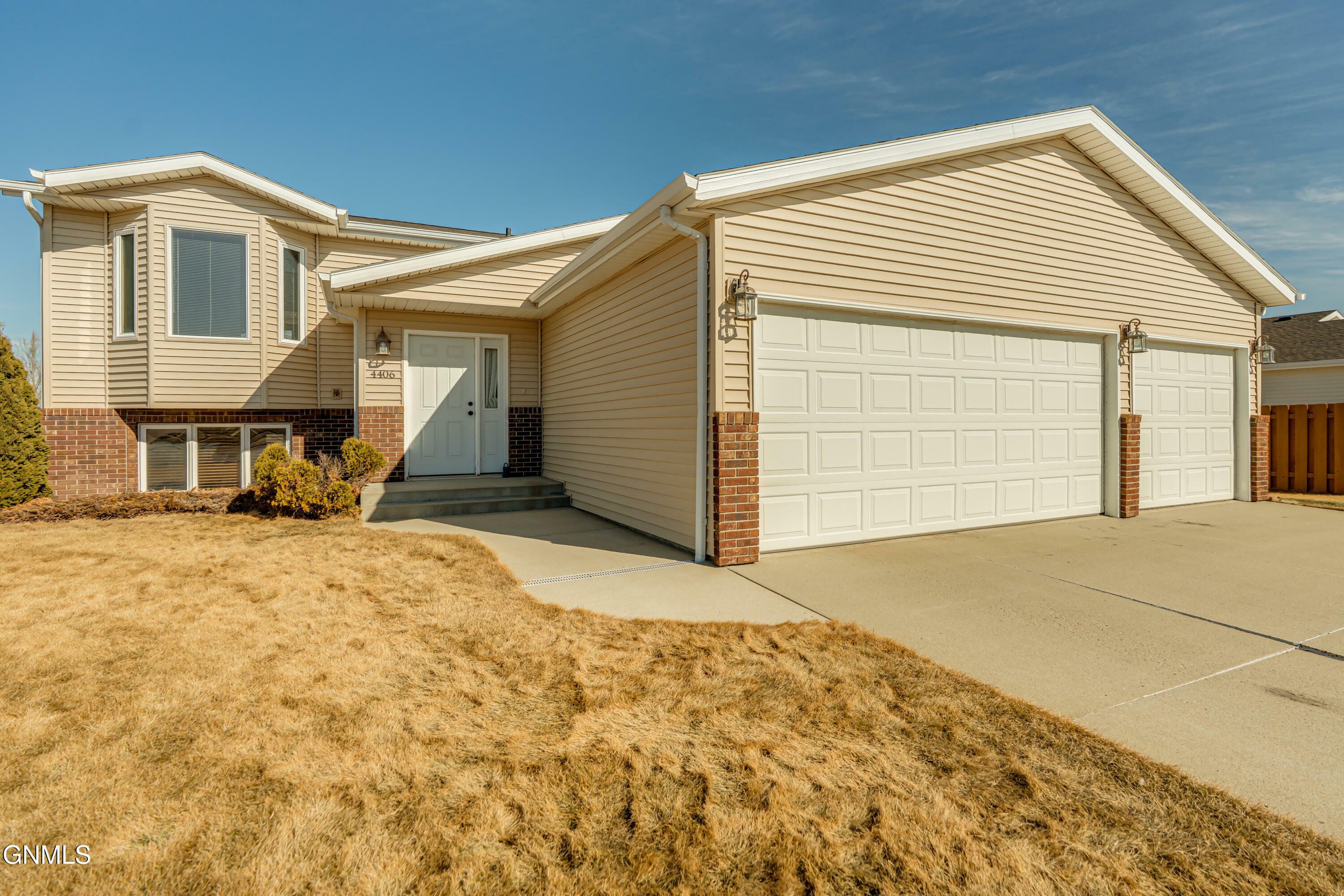 Property Photo:  4406 Chamberlain Drive  ND 58503 