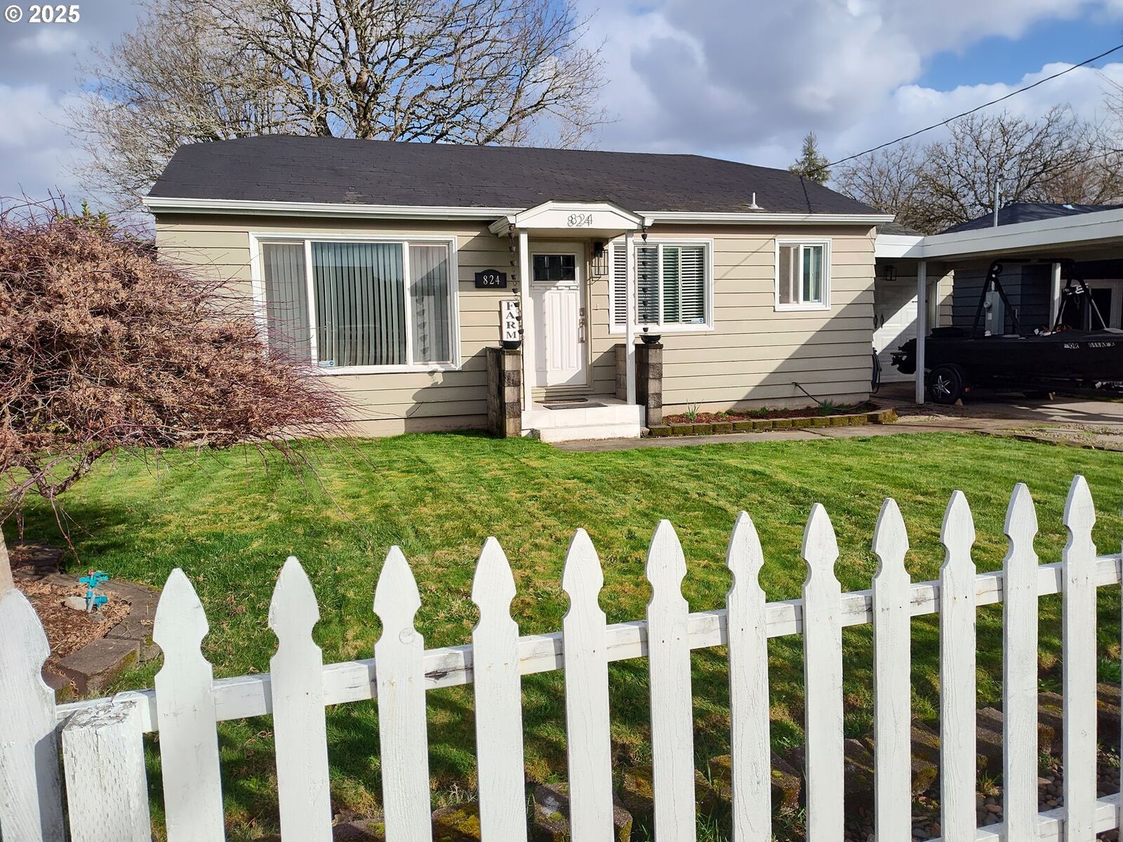 Property Photo:  824 NE Macy St  OR 97128 