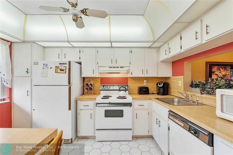 Property Photo:  