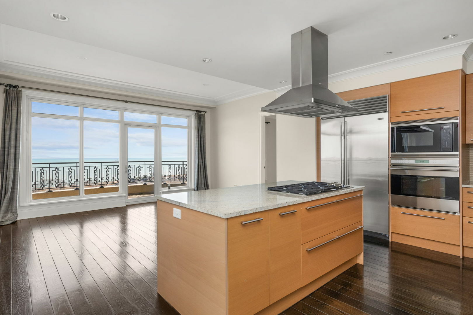 Property Photo: 2550 N Lakeview Avenue N2003 IL 60614