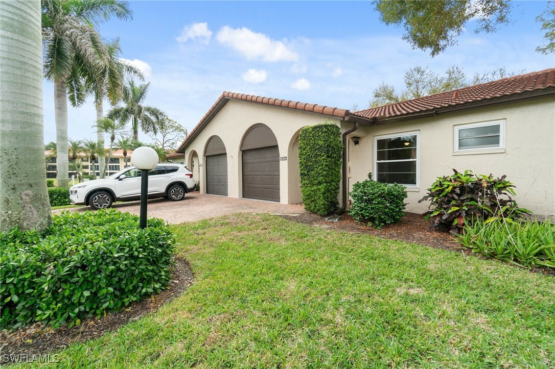 Property Photo:  1094 Forest Lakes Drive  FL 34105 