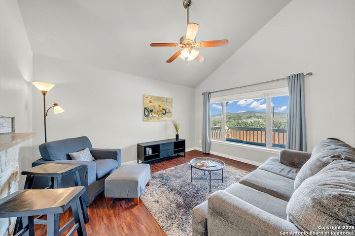 Property Photo: 428 Kings Dr TX 78133