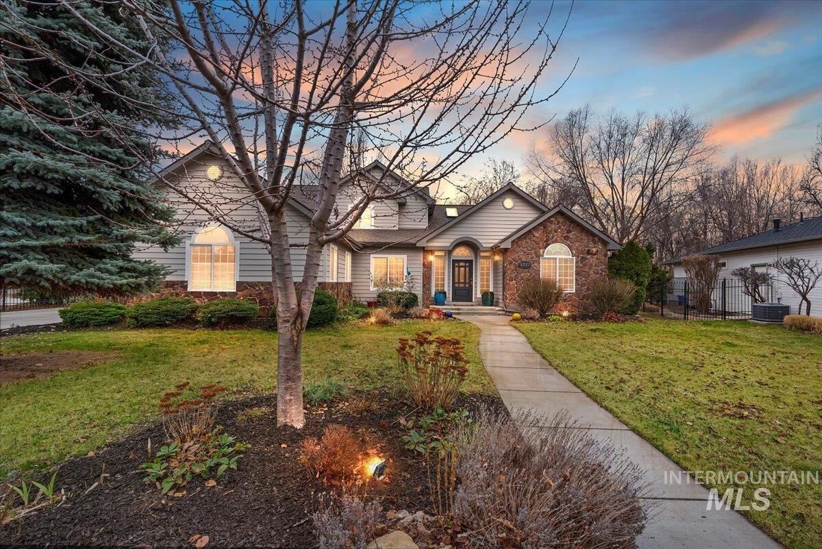 Property Photo:  2727 N Lakeharbor Ln  ID 83703-6240 