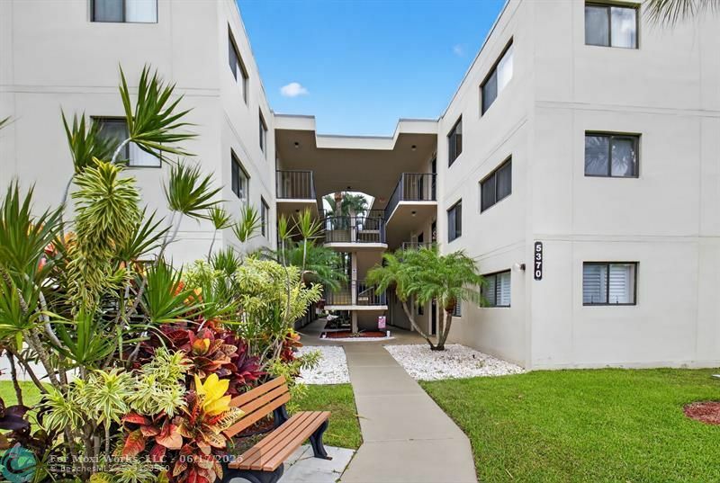 Property Photo: 5370 Las Verdes Cr 319 FL 33484