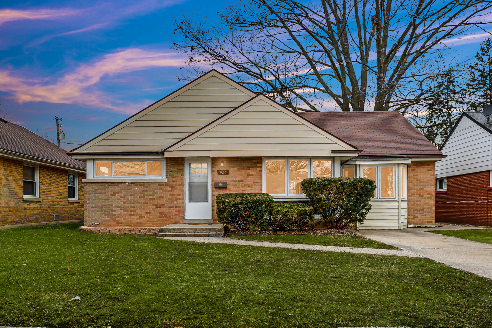 Property Photo:  926 Suffolk Avenue  IL 60154 