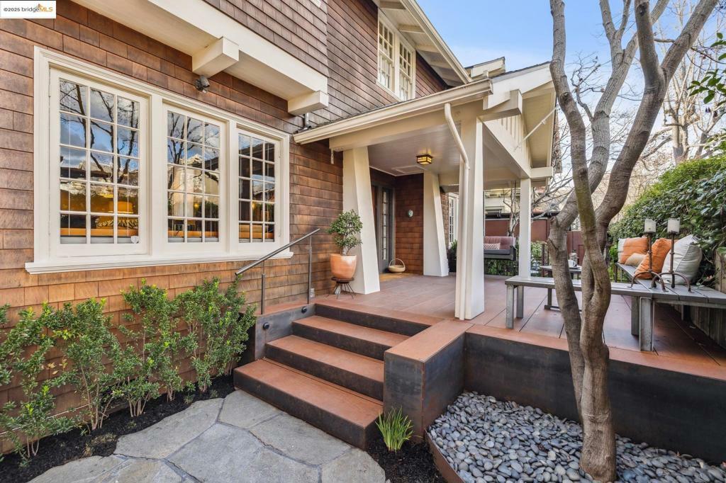 Property Photo: 2960 Benvenue Ave CA 94705