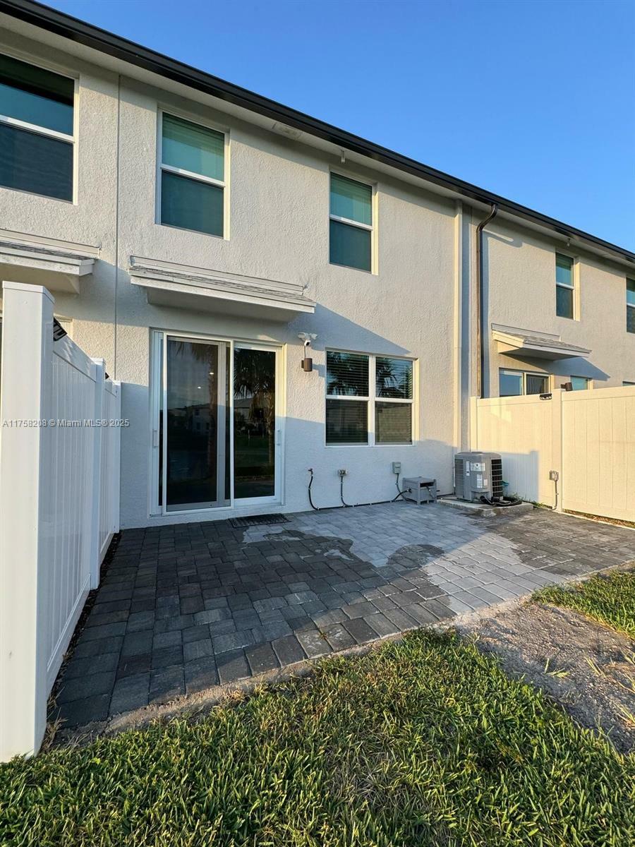 Property Photo:  5677 Mentmore Dr 5677  FL 33407 