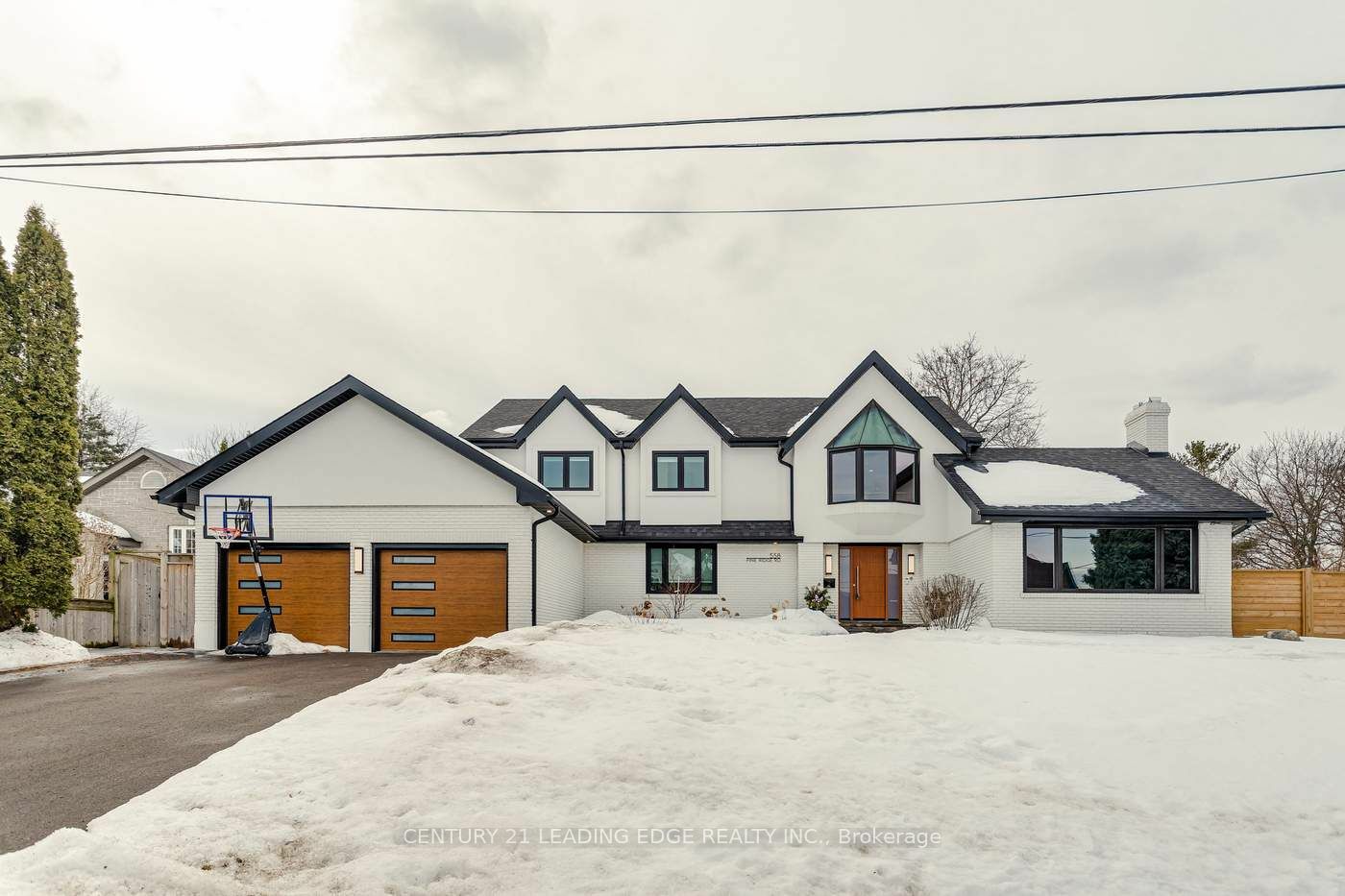 Property Photo:  558 Pine Ridge Rd  ON L1W 2M4 