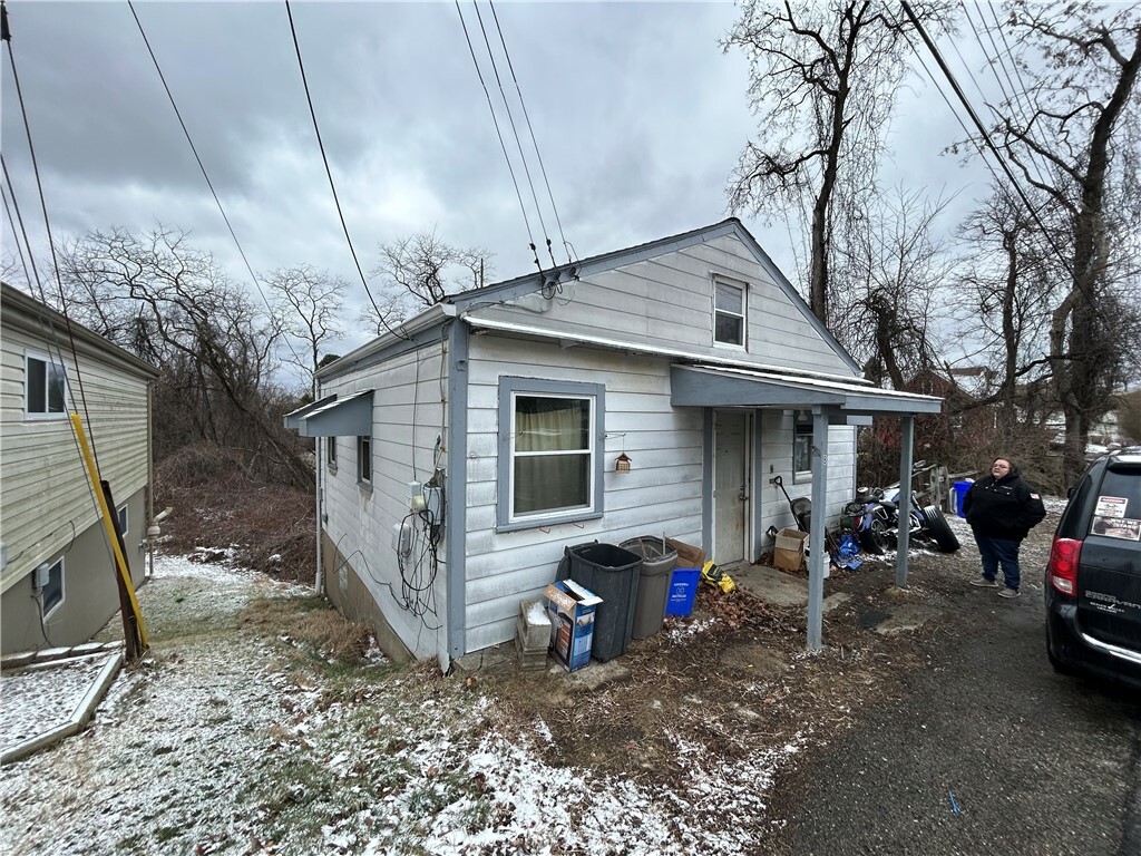 Property Photo:  1811 Glen Road  PA 15001 