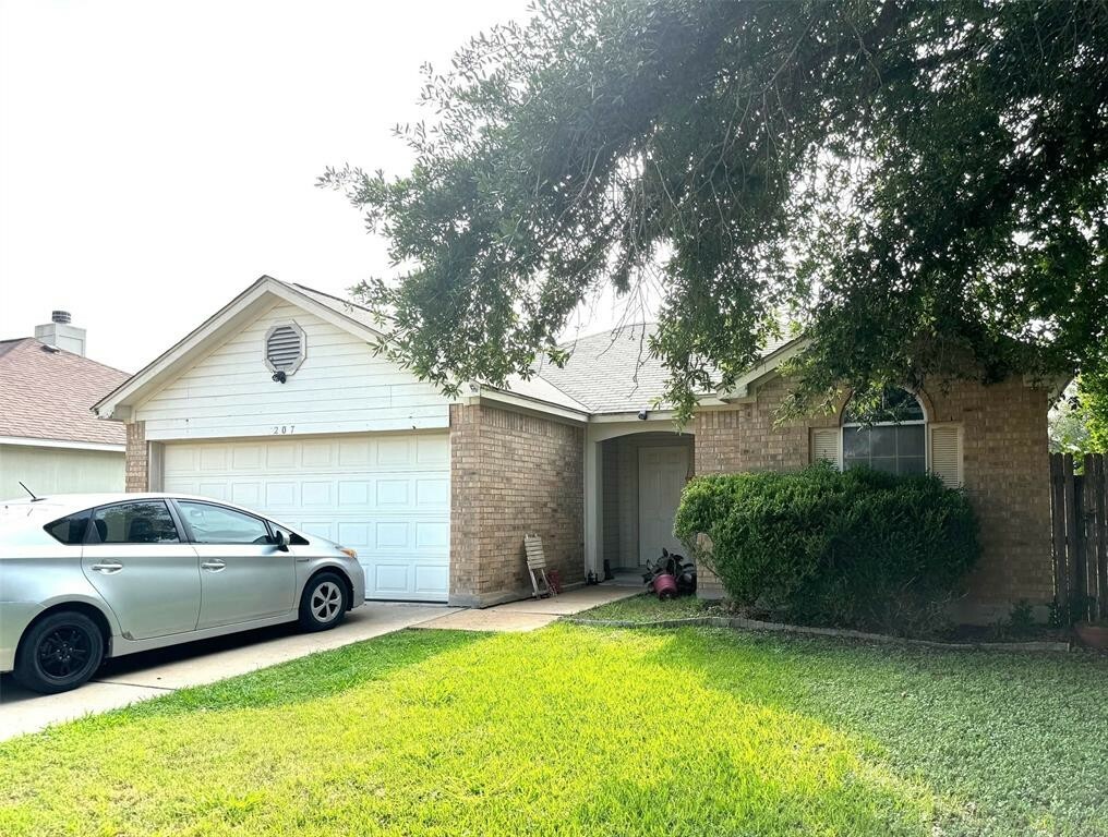 207 Summerside Avenue  Lockhart TX 78644 photo