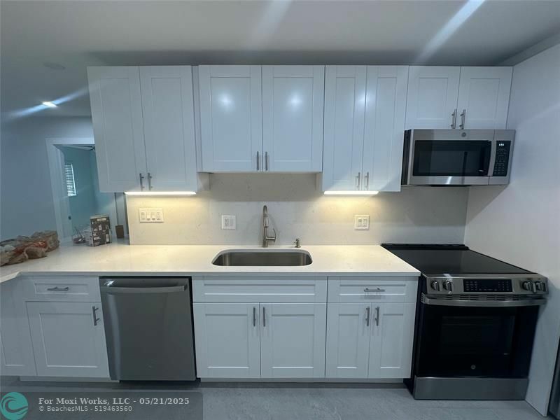 Property Photo: 4951 SW 28th Ter 2 FL 33312