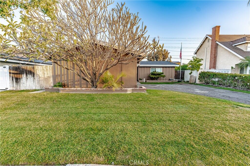 Property Photo:  331 W Parkwood Avenue  CA 90631 
