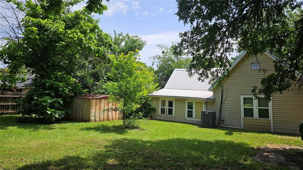 Property Photo: 409 E 7th Street TX 75125
