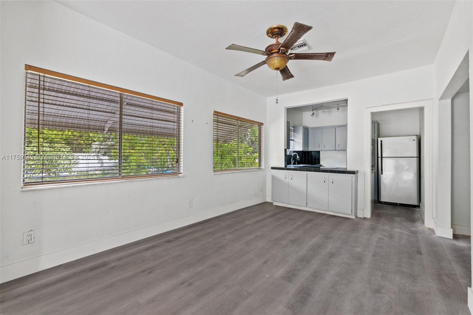 Property Photo: 30 SW 5th St 1 FL 33004