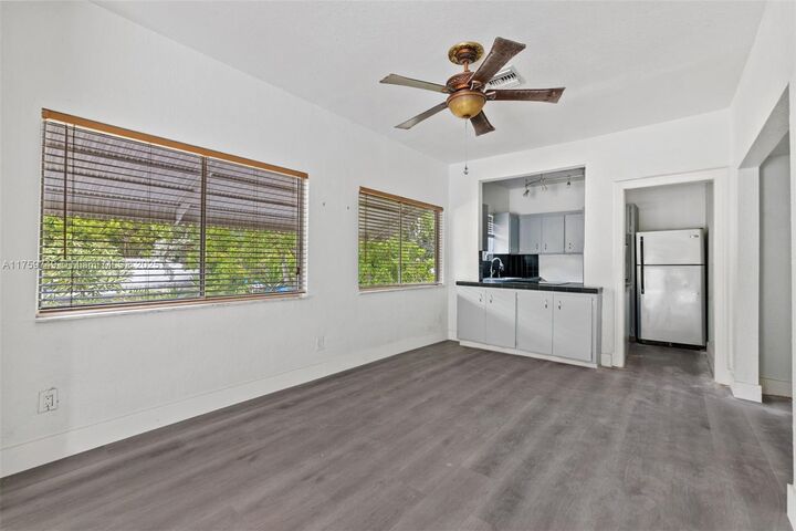 Property Photo: 30 SW 5th St 1 FL 33004