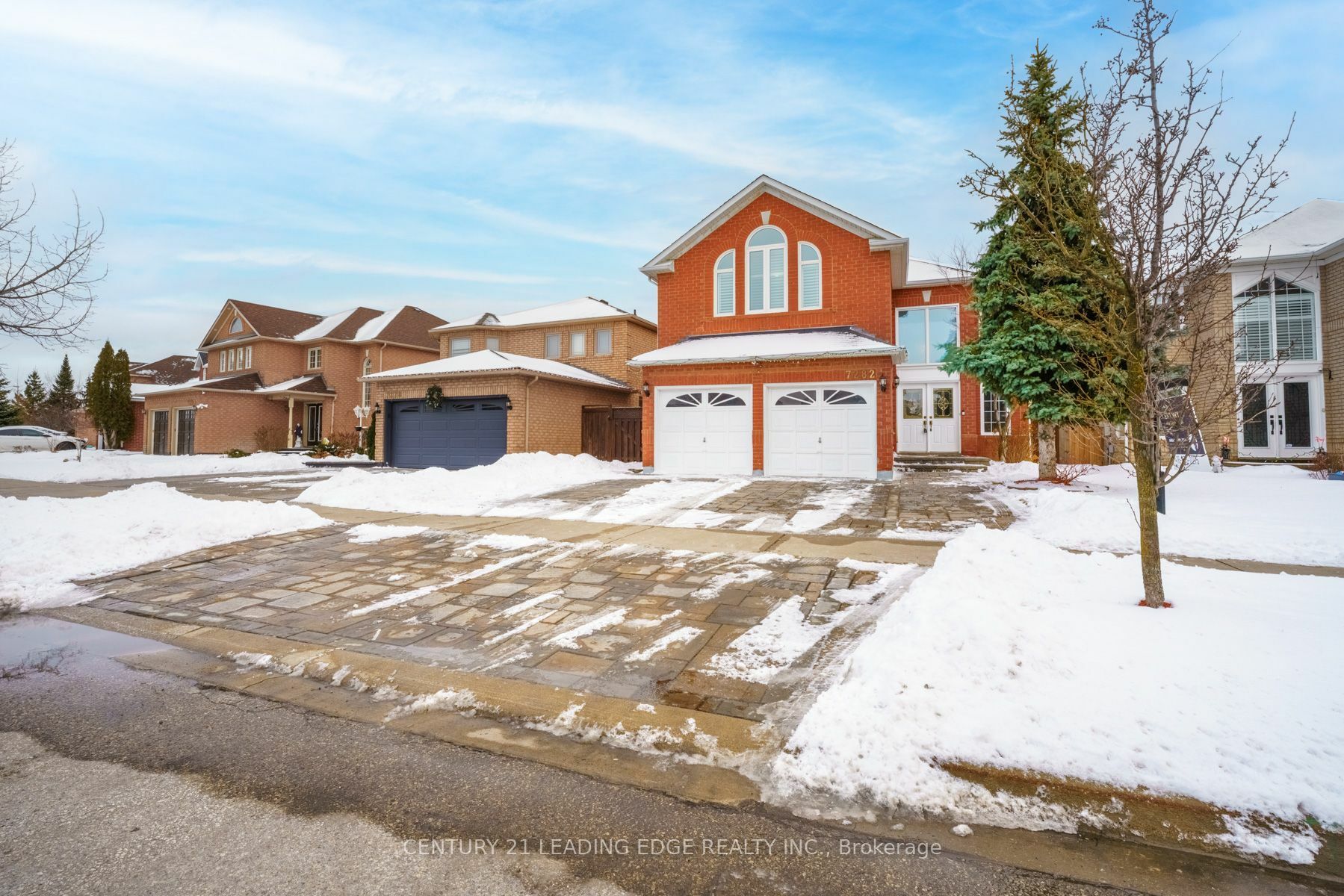 Photo de la propriété:  7282 Terragar Blvd  ON L5N 7L8 