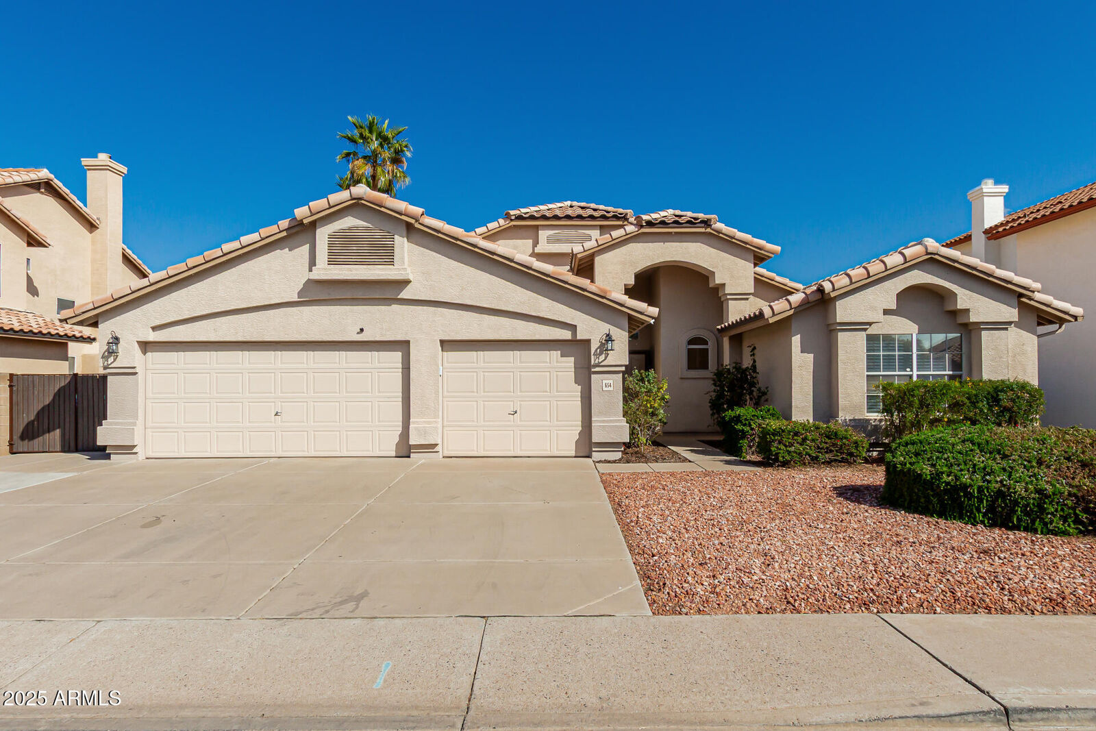 Property Photo:  654 W Natal Circle  AZ 85210 