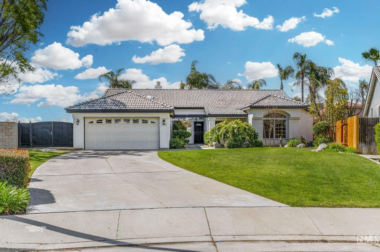 Property Photo: 809 Mazatlan Drive CA 93314