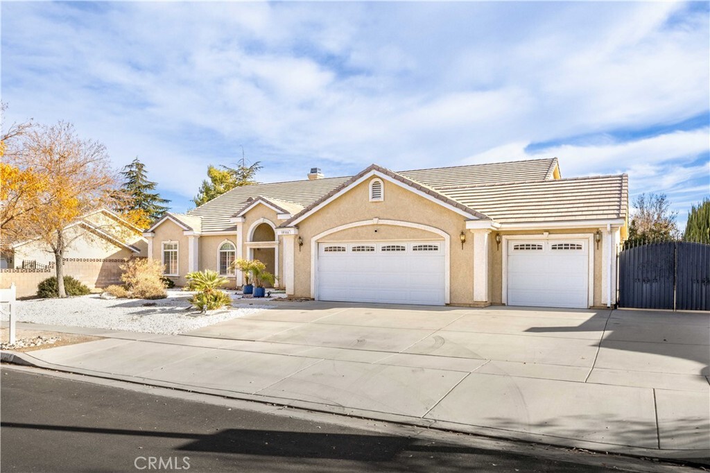 Property Photo: 39766 Golfers Drive CA 93551