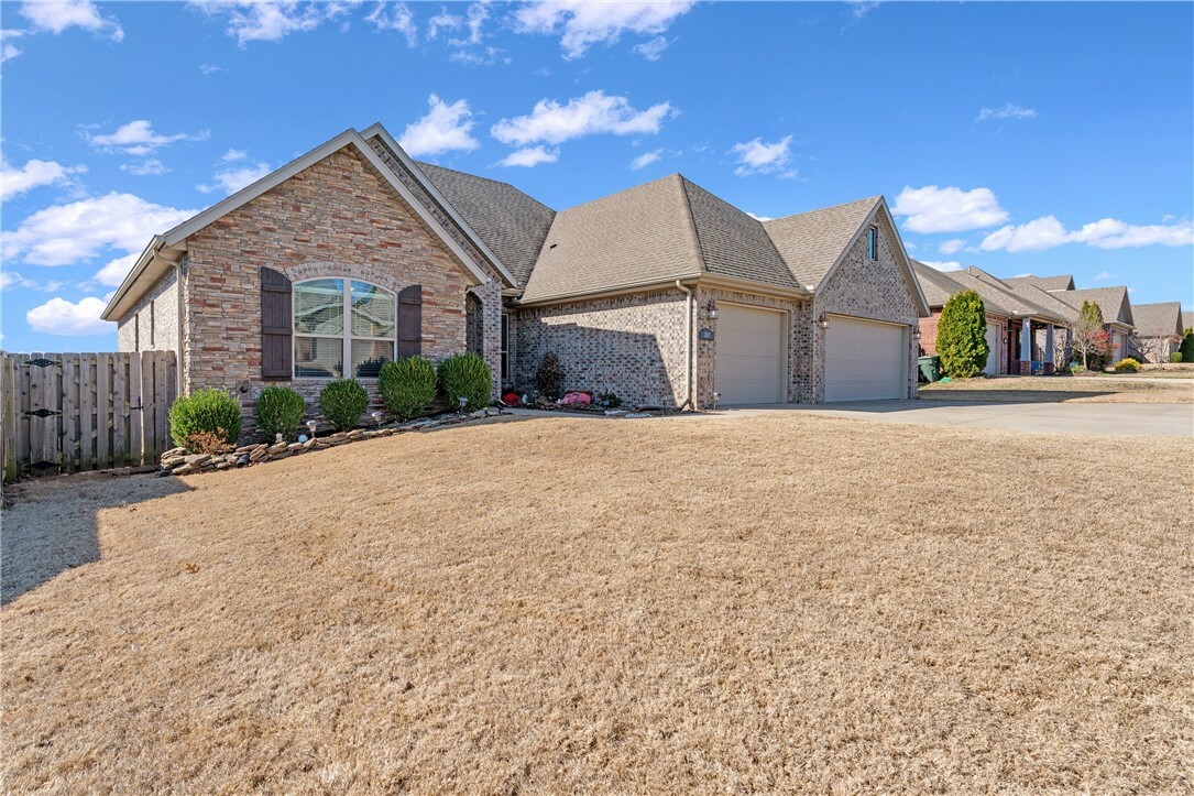 Property Photo: 3017 W Featherock Way AR 72704