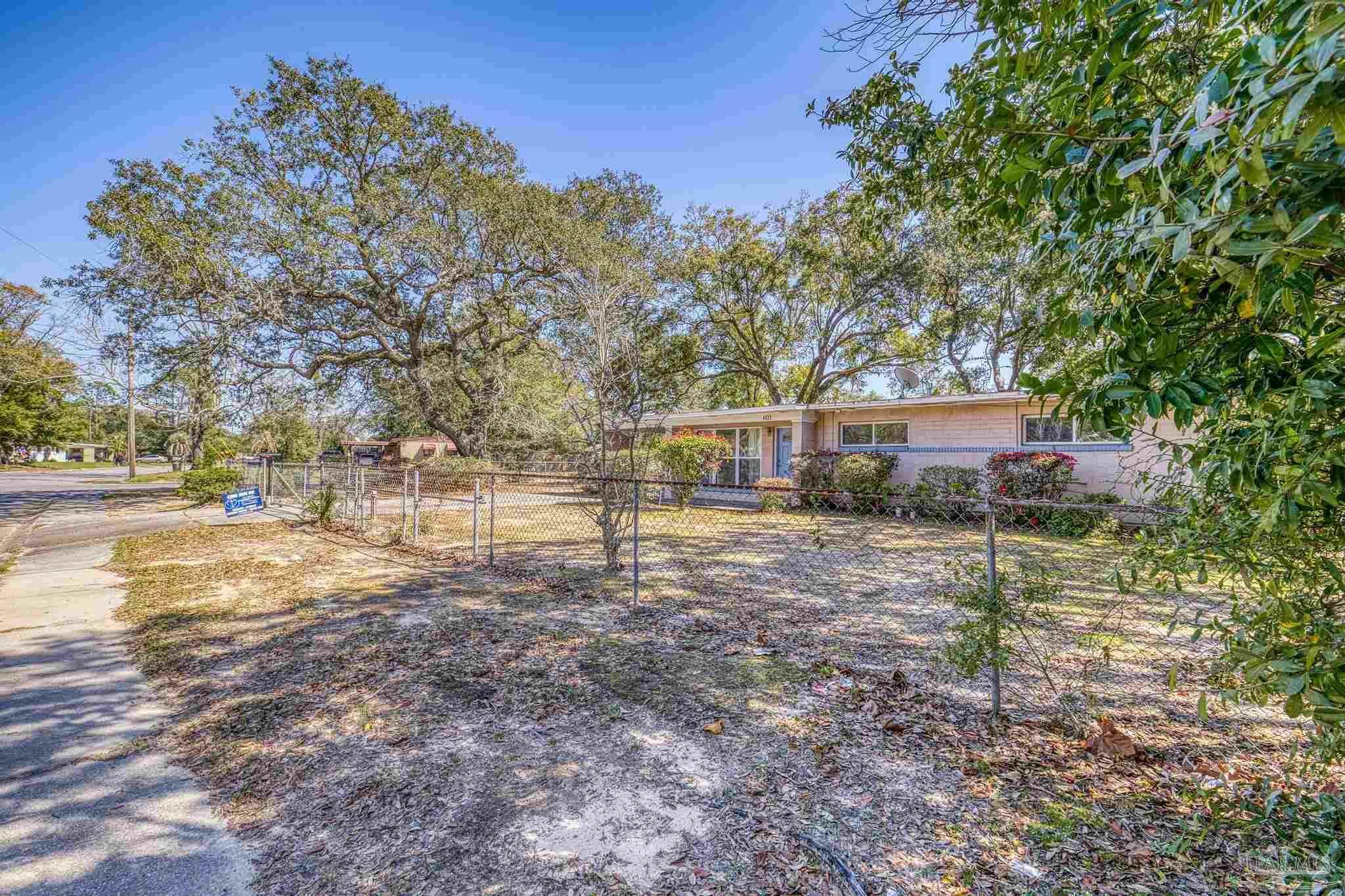 Property Photo: 601 Woodland Dr FL 32503