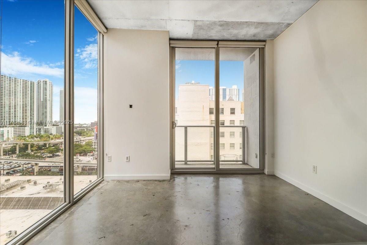 Property Photo: 151 SE 1st St 1011 FL 33131