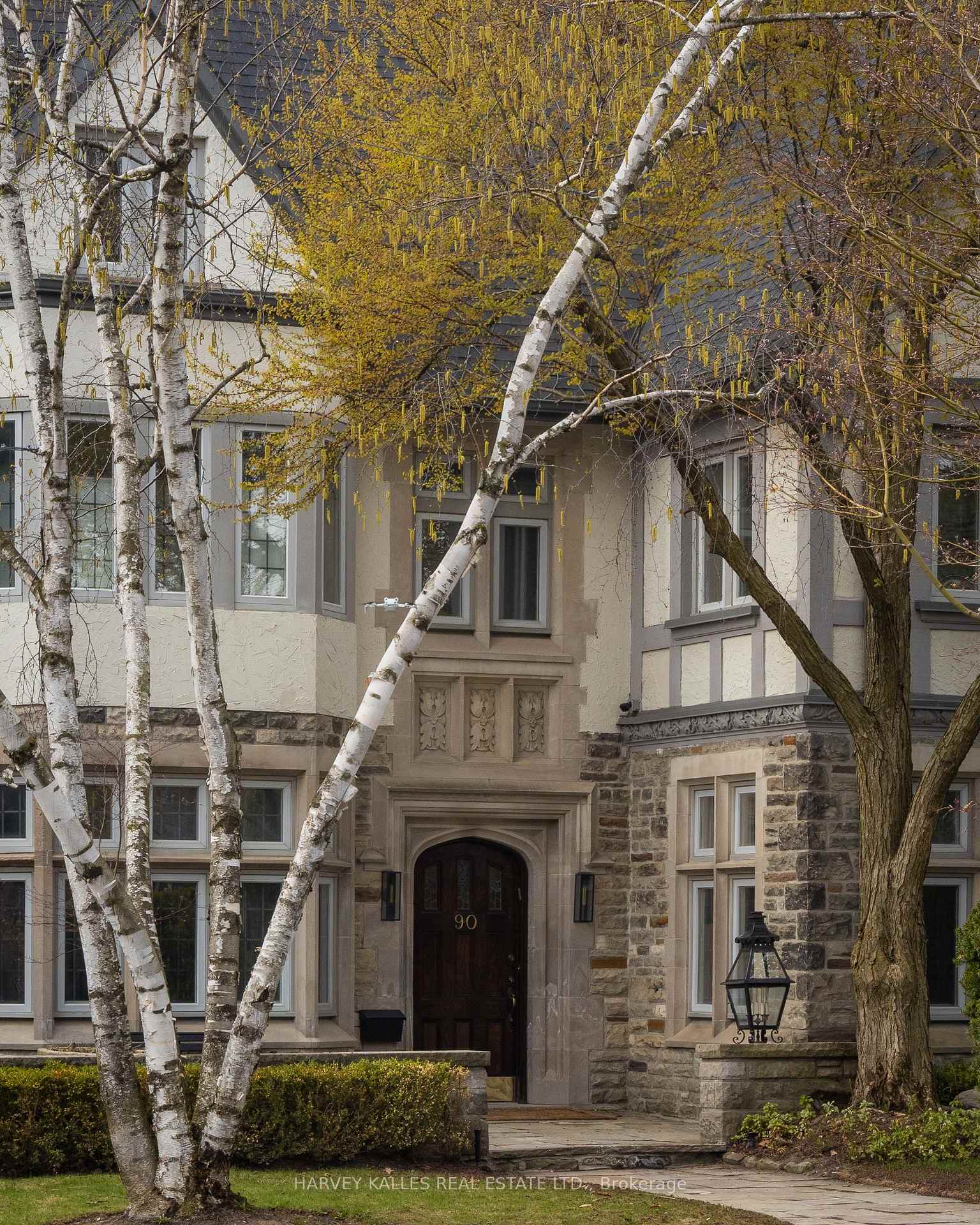 Photo de la propriété:  90 Old Forest Hill Road  ON M5P 2R5 