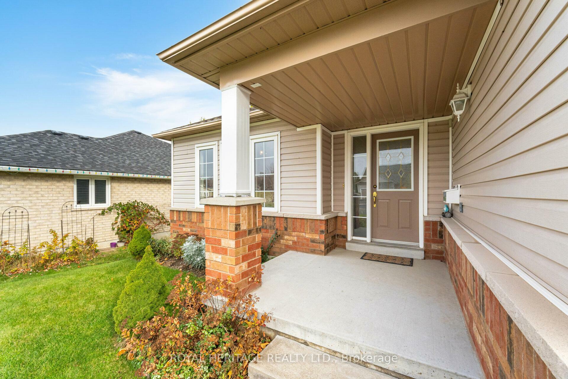 Property Photo: 1734 Ravenwood Drive ON K9K 2P6