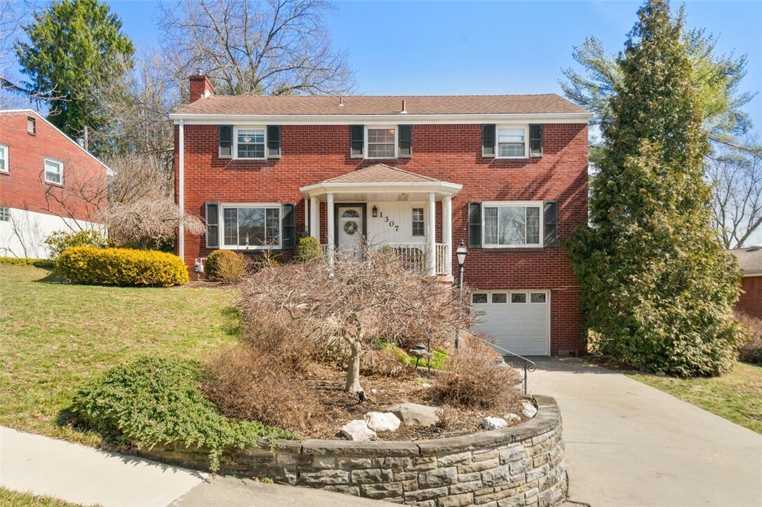 Property Photo:  1307 Lakemont Dr  PA 15243 