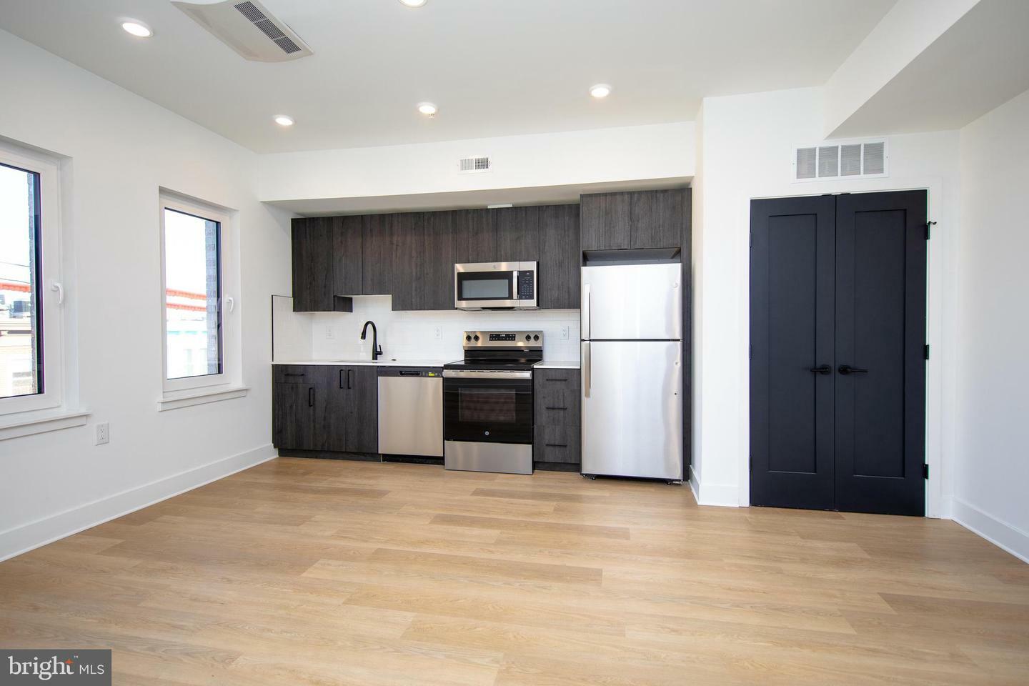 Property Photo: 633-35 N 5th St 405 PA 19123