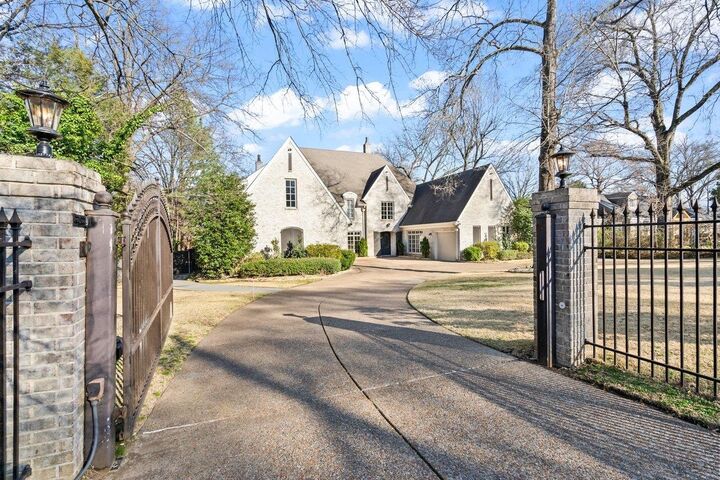 Property Photo: 272 S Perkins Rd TN 38117