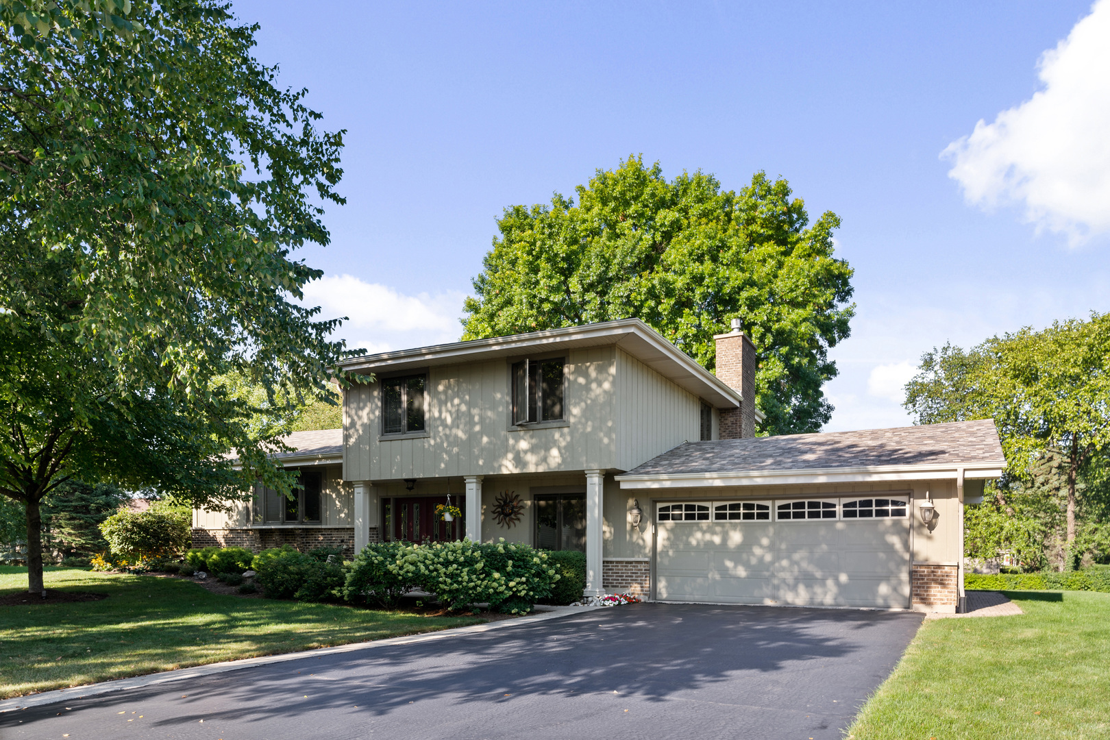 Property Photo: 560 Alexandria Court IL 60143